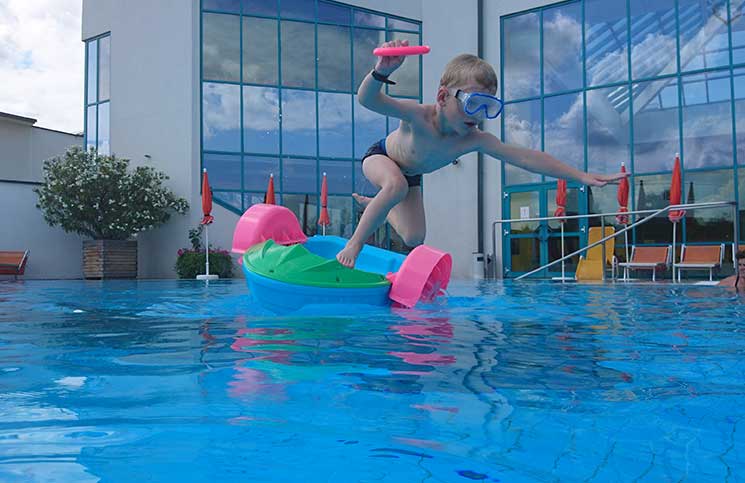Hotel-Sonnenpark-bei-der-Sonnentherme-Lutzmannsburg-fun-im-pool