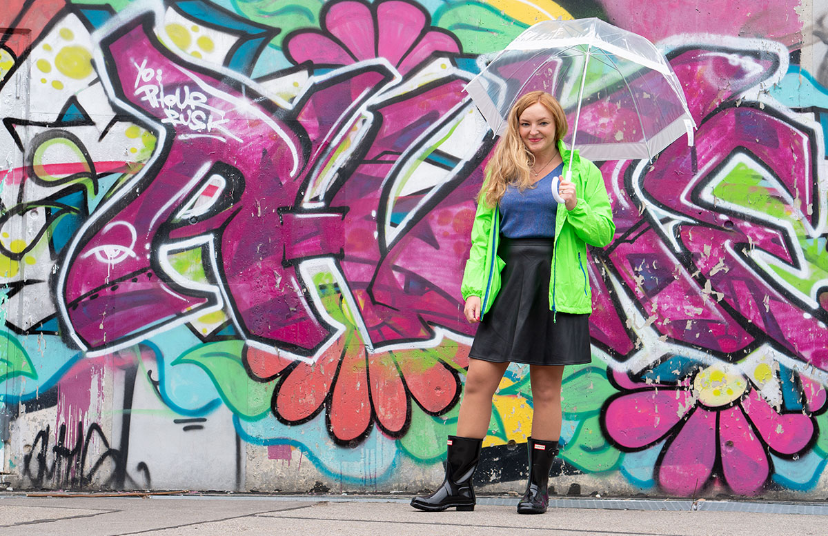 Hunter-Regen-Outfit-in-Neon-Grün-Trend-2022-look-green
