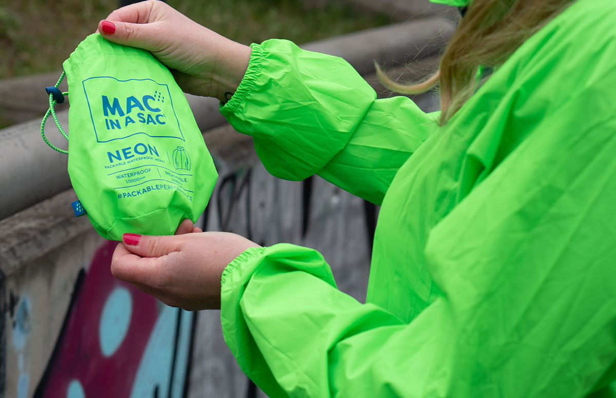 Hunter-Regen-Outfit-in-Neon-Grün-Trend-2022-mac-in-a-sac