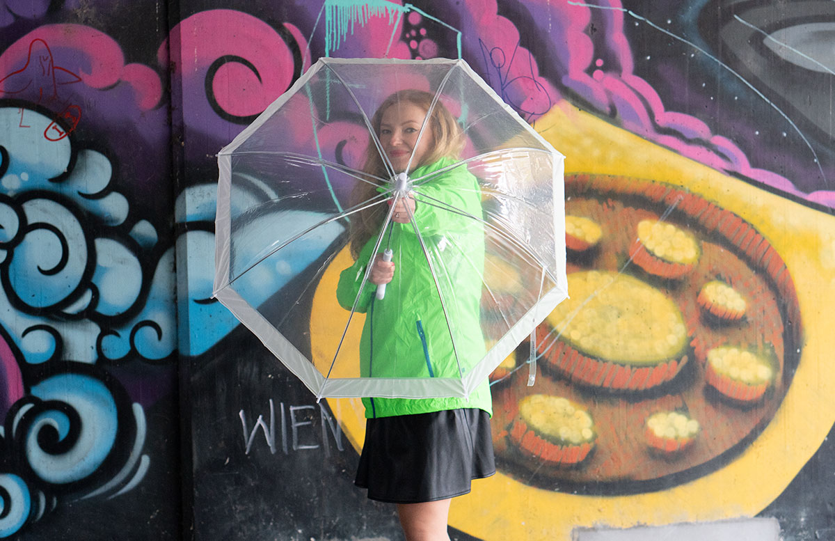 Hunter-Regen-Outfit-in-Neon-Grün-Trend-2022-regenschirm
