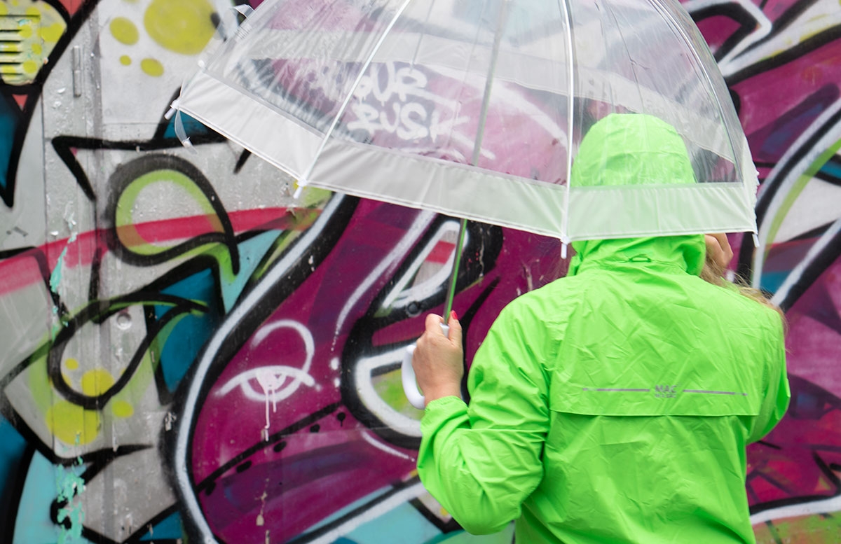 Hunter-Regen-Outfit-in-Neon-Grün-Trend-2022-rückseite-schirm