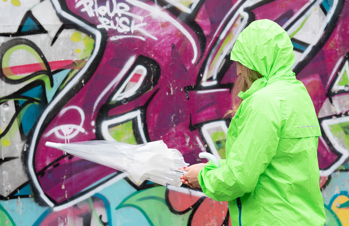 Hunter-Regen-Outfit-in-Neon-Grün-Trend-2022-schirm-aufspannen