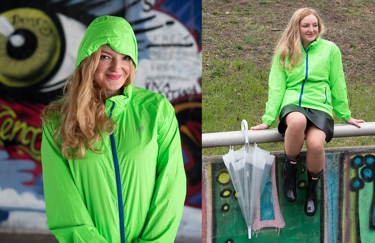 Hunter-Regen-Outfit-in-Neon-Grün-Trend-2022-sitzend
