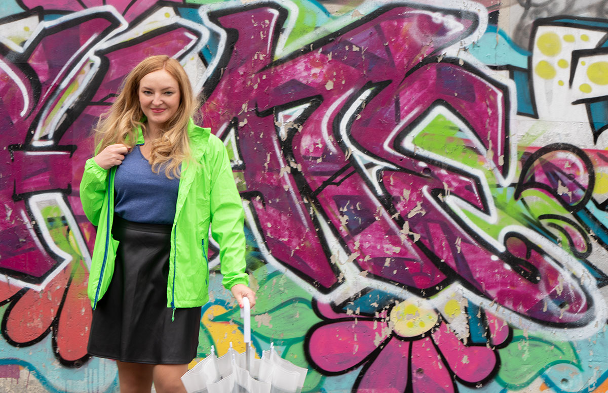 Hunter-Regen-Outfit-in-Neon-Grün-Trend-2022-tattoowand