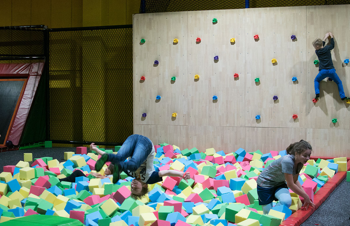 JumpMAXX-Trampolinwelt-mit-Ninja-Parcours-in-Wien-jump-und-kletterwand