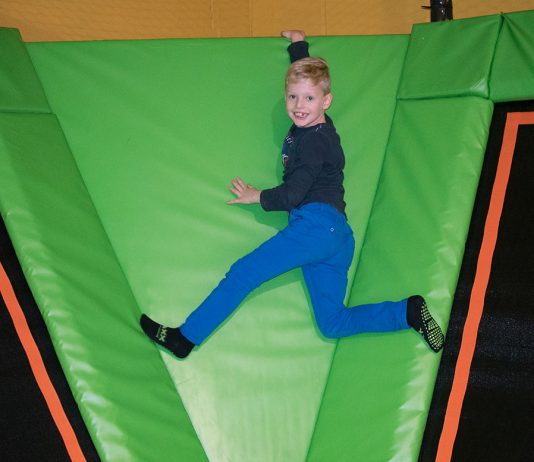 JumpMAXX Trampolinwelt mit Ninja-Parcours in Wien JumpMAXX-Trampolinwelt-mit-Ninja-Parcours-in-Wien-matten-klettern