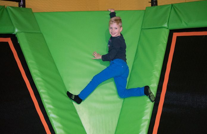 JumpMAXX Trampolinwelt mit Ninja-Parcours in Wien JumpMAXX-Trampolinwelt-mit-Ninja-Parcours-in-Wien-matten-klettern