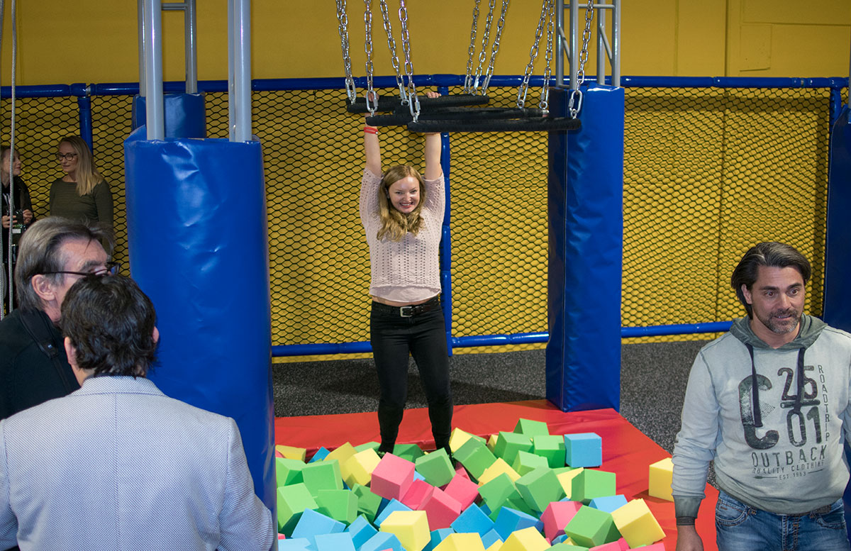 JumpMAXX Trampolinwelt mit Ninja-Parcours in Wien ninja parcours stangen schlängeln