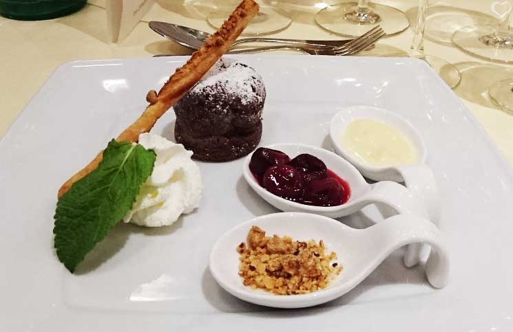Kellergassenführung-im-Weinviertel-hotel-veltlin-schokokuechlein-mit-vanillesauce