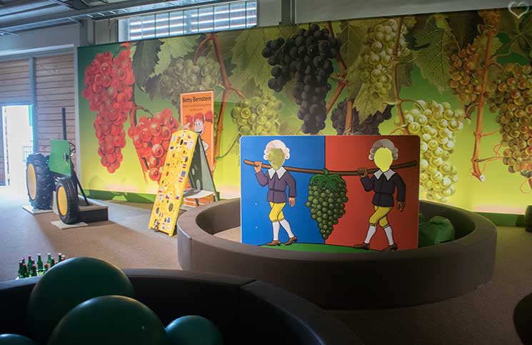 Kellergassenführung-im-Weinviertel-spielewelt-fuer-kinder-im-vino-versum