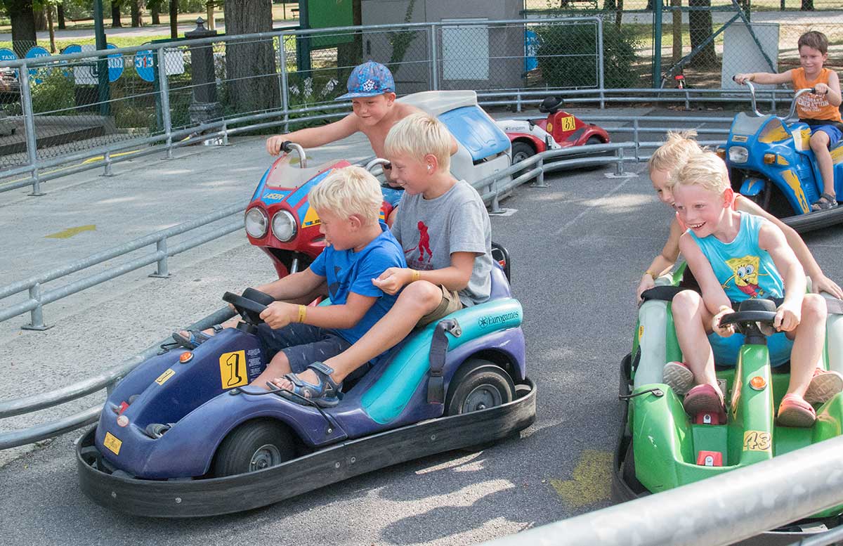 Kindergeburtstag in der Kolariks Luftburg Praterfee autofahren jungs autobahn action
