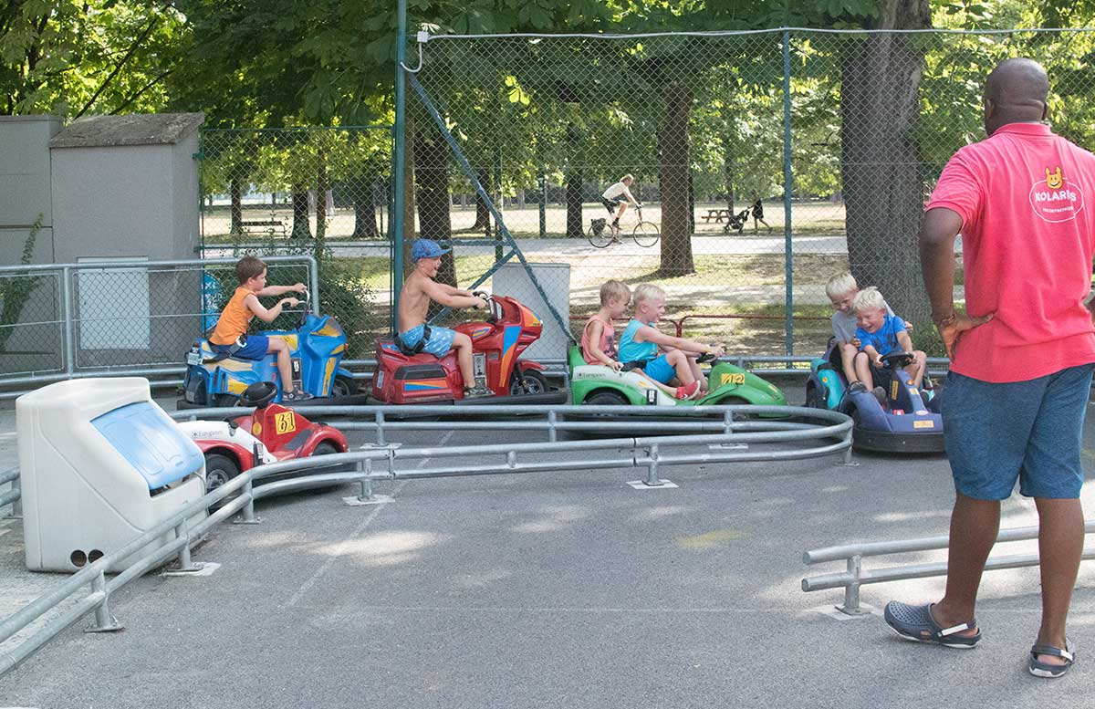 Kindergeburtstag in der Kolariks Luftburg Praterfee autofahren jungs autobahn