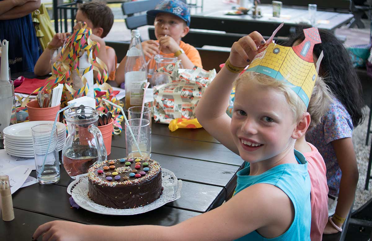 Kindergeburtstag in der Kolariks Luftburg Praterfee torte zum geburtstag mit krone