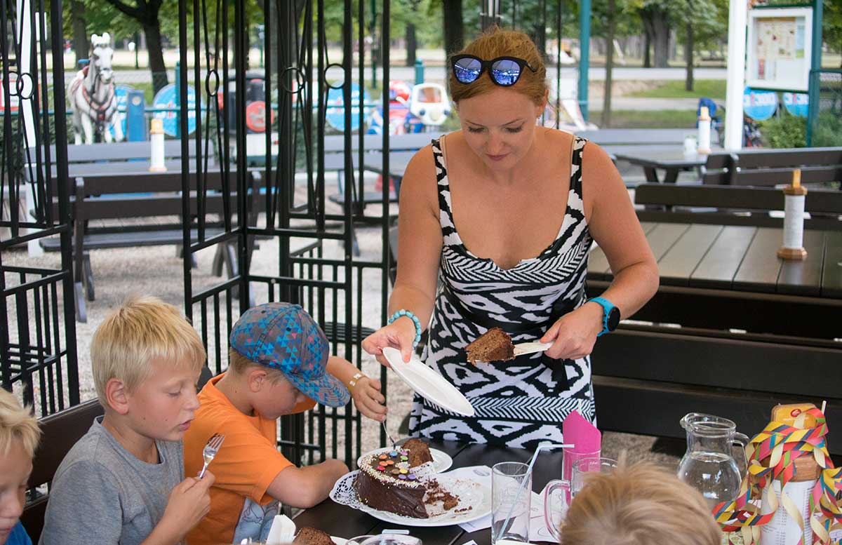 Kindergeburtstag in der Kolariks Luftburg Praterfee torte zum geburtstag vicky schneidet an