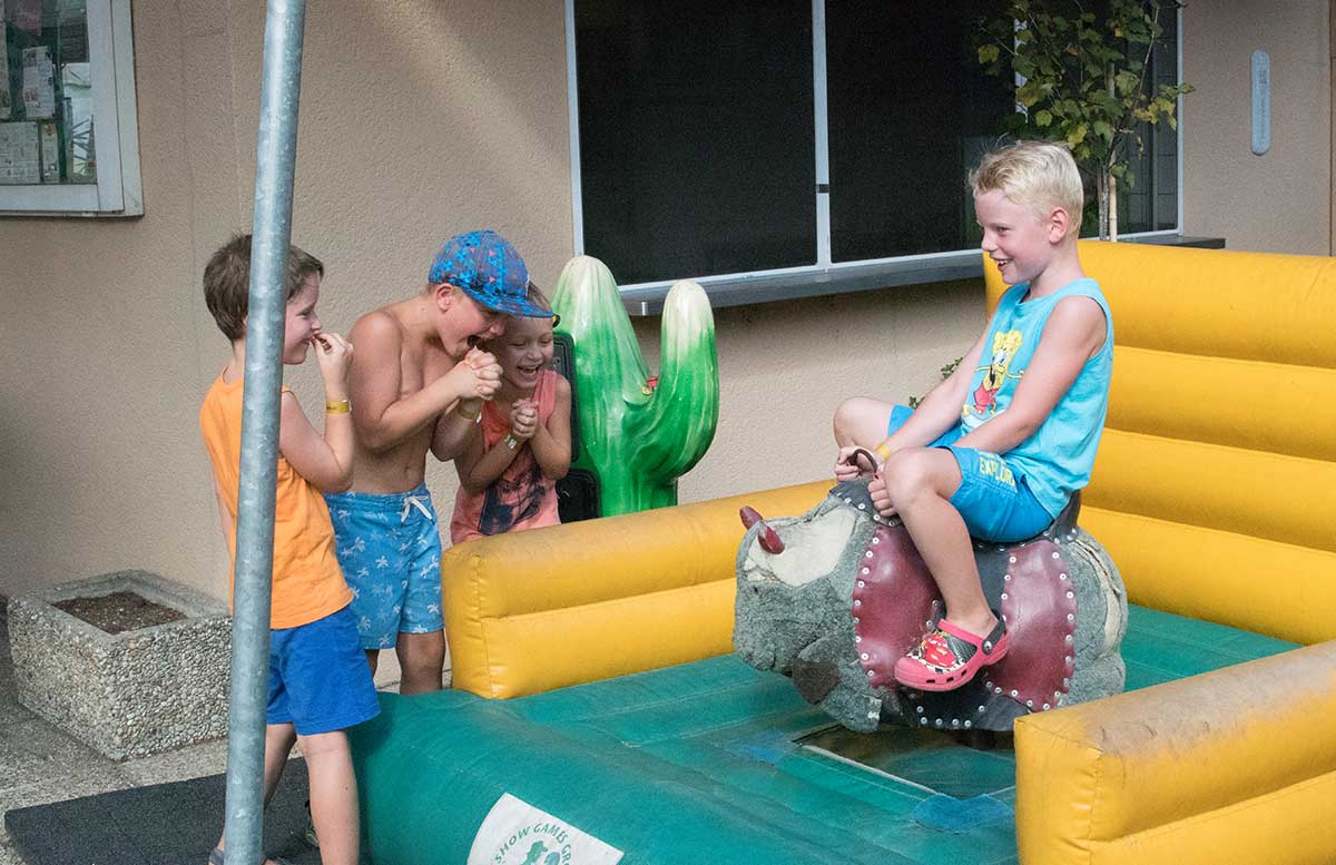 Kindergeburtstag in der Kolariks Luftburg Praterfee bullen reiten