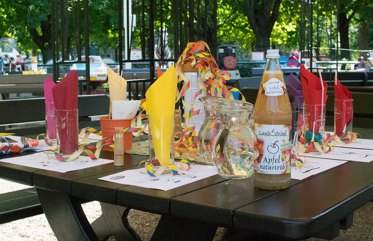 Kindergeburtstag in der Kolariks Luftburg Praterfee geburtstagstisch