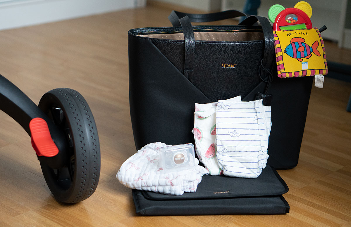 Kinderwagen-Stokke-Xplory-X-Signature-Edition-wickeltasche-+-inhalt