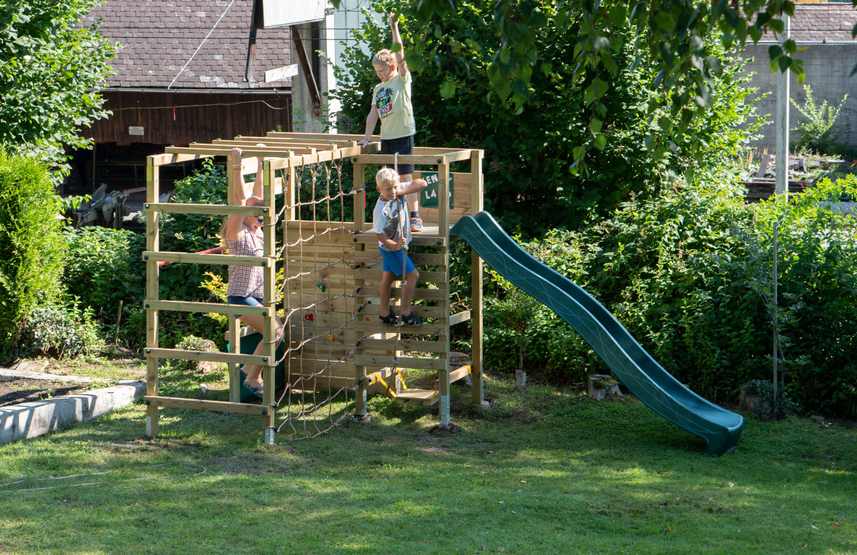 Kletterturm-mit-Rutsche-und-Schaukel-von-Wickey-happy-family