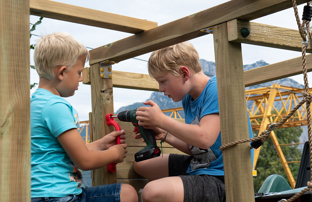 Kletterturm-mit-Rutsche-und-Schaukel-von-Wickey-kinder-bauen