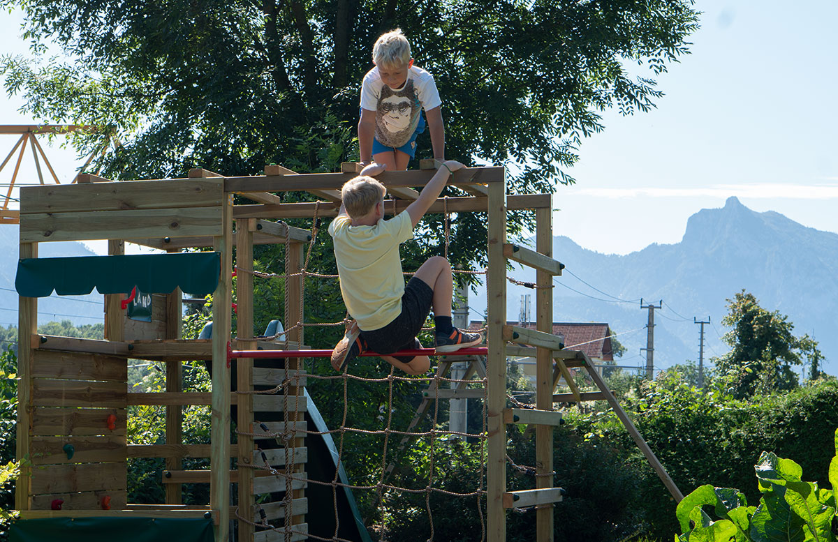 Kletterturm-mit-Rutsche-und-Schaukel-von-Wickey-kinder-klettern