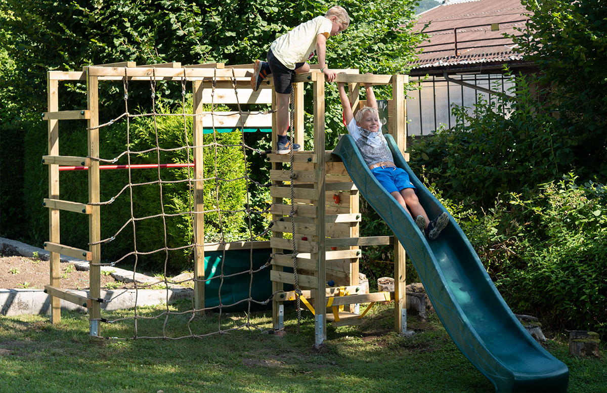 Kletterturm-mit-Rutsche-und-Schaukel-von-Wickey-kinder-rutschen