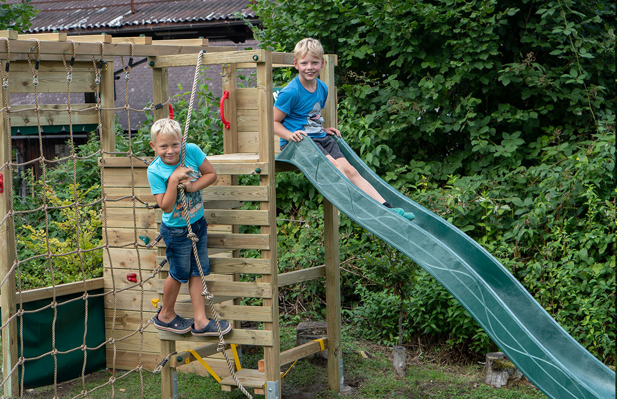 Kletterturm-mit-Rutsche-und-Schaukel-von-Wickey-klettergerüst-kinder-blick-in-kamera