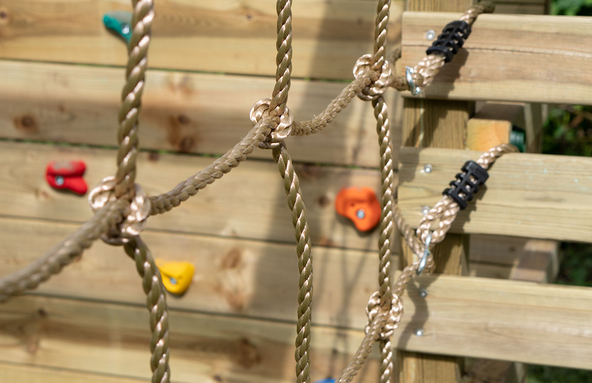 Kletterturm-mit-Rutsche-und-Schaukel-von-Wickey-kletternetz