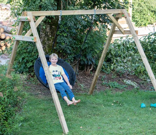 6 Tipps wie man seine Kinder an die frische Luft lockt Kletterturm-mit-Rutsche-und-Schaukel-von-Wickey-lenny-auf-schaukel-schaukelnd