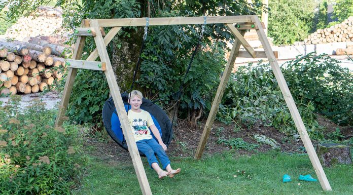 6 Tipps wie man seine Kinder an die frische Luft lockt Kletterturm-mit-Rutsche-und-Schaukel-von-Wickey-lenny-auf-schaukel-schaukelnd