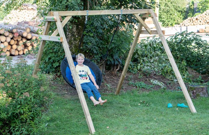 6 Tipps wie man seine Kinder an die frische Luft lockt Kletterturm-mit-Rutsche-und-Schaukel-von-Wickey-lenny-auf-schaukel-schaukelnd