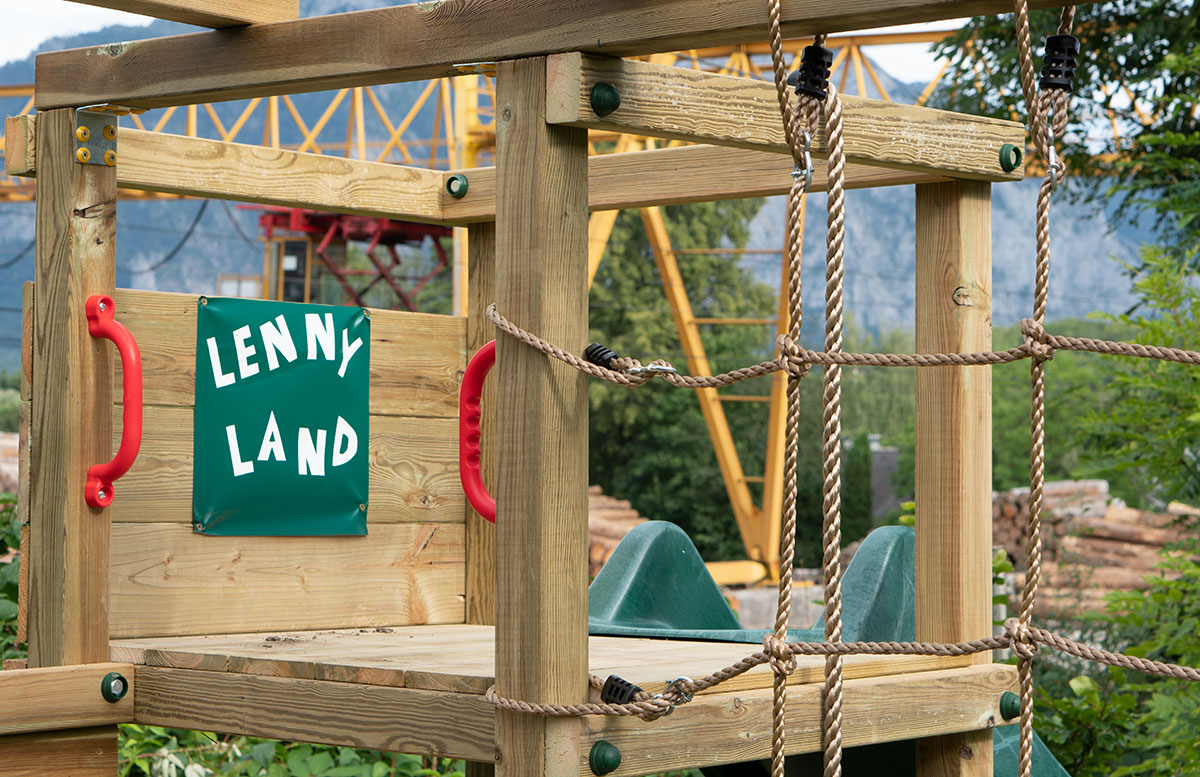 Kletterturm-mit-Rutsche-und-Schaukel-von-Wickey-lenny-land-detail