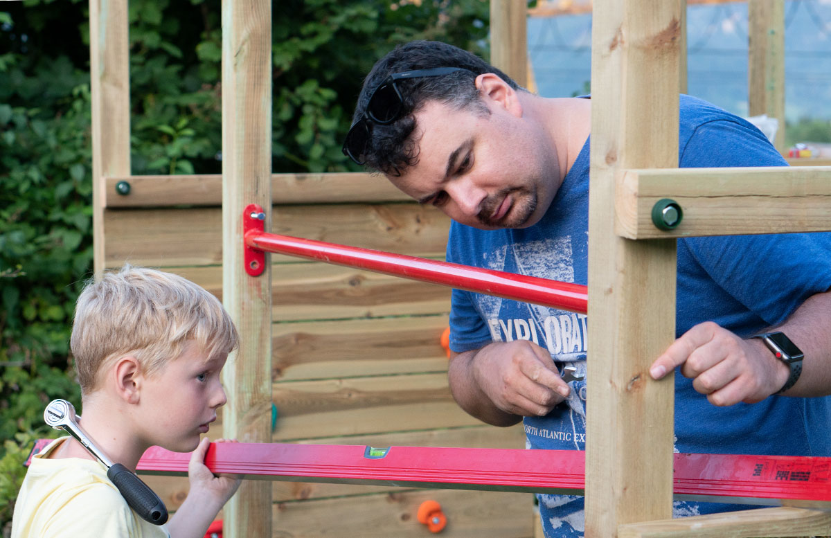 Kletterturm-mit-Rutsche-und-Schaukel-von-Wickey-lenny-und-papa