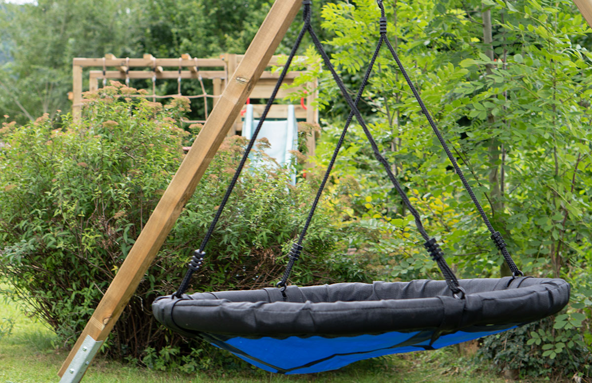 Kletterturm-mit-Rutsche-und-Schaukel-von-Wickey-netzschaukel