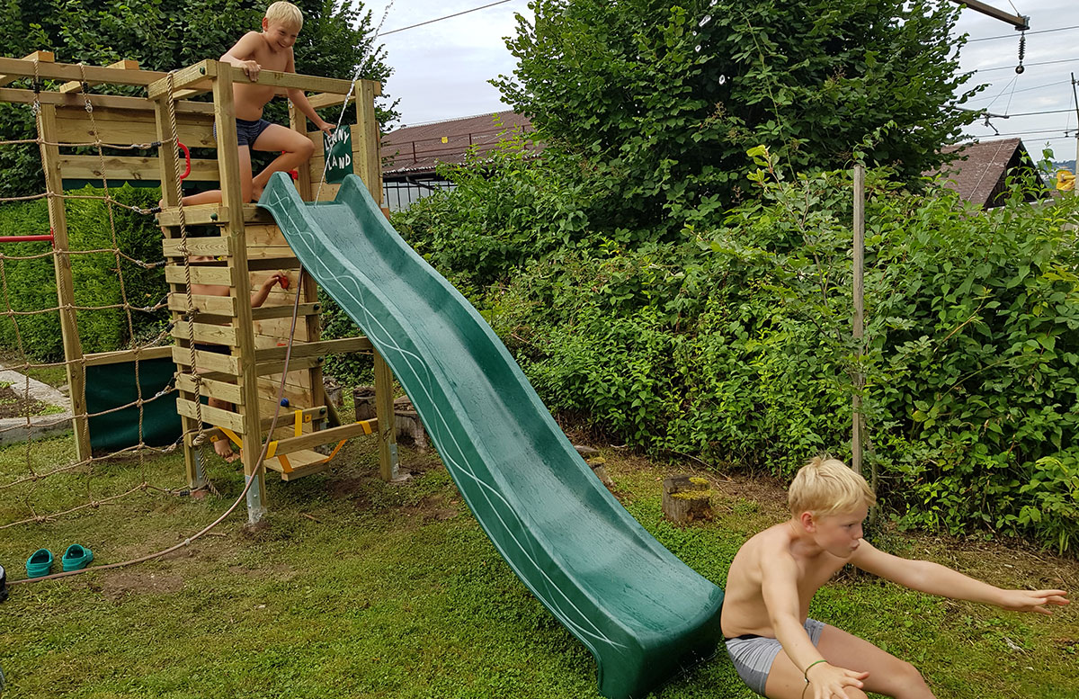 Kletterturm-mit-Rutsche-und-Schaukel-von-Wickey-wasserrutsche-in-action