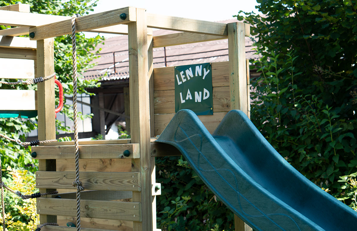 Kletterturm-mit-Rutsche-und-Schaukel-von-Wickey-willkommen-im-lenny-land-rutsche