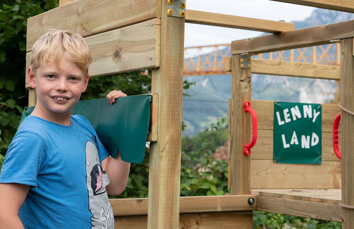 Kletterturm-mit-Rutsche-und-Schaukel-von-Wickey-willkommen-im-lenny-land