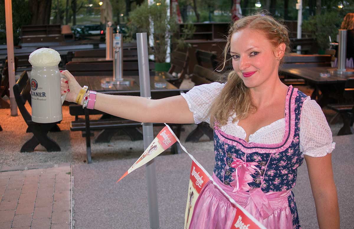kolariks-oktoberfest-bierkrug-heben