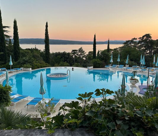 Kvarner Palace in Crikvenica Kroatien Kvarner-Palace-in-Crikvenica-Kroatien-pool-sonnenuntergang