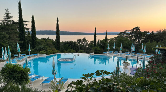Kvarner Palace in Crikvenica Kroatien Kvarner-Palace-in-Crikvenica-Kroatien-pool-sonnenuntergang