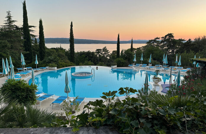 Kvarner Palace in Crikvenica Kroatien Kvarner-Palace-in-Crikvenica-Kroatien-pool-sonnenuntergang