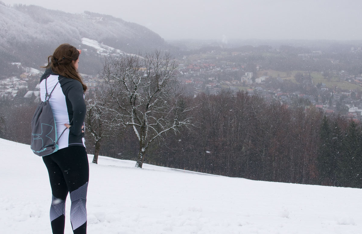 Laufen-bei-Schnee-und-Kälte-Winter-in-Gmunden-blick-ins-tal
