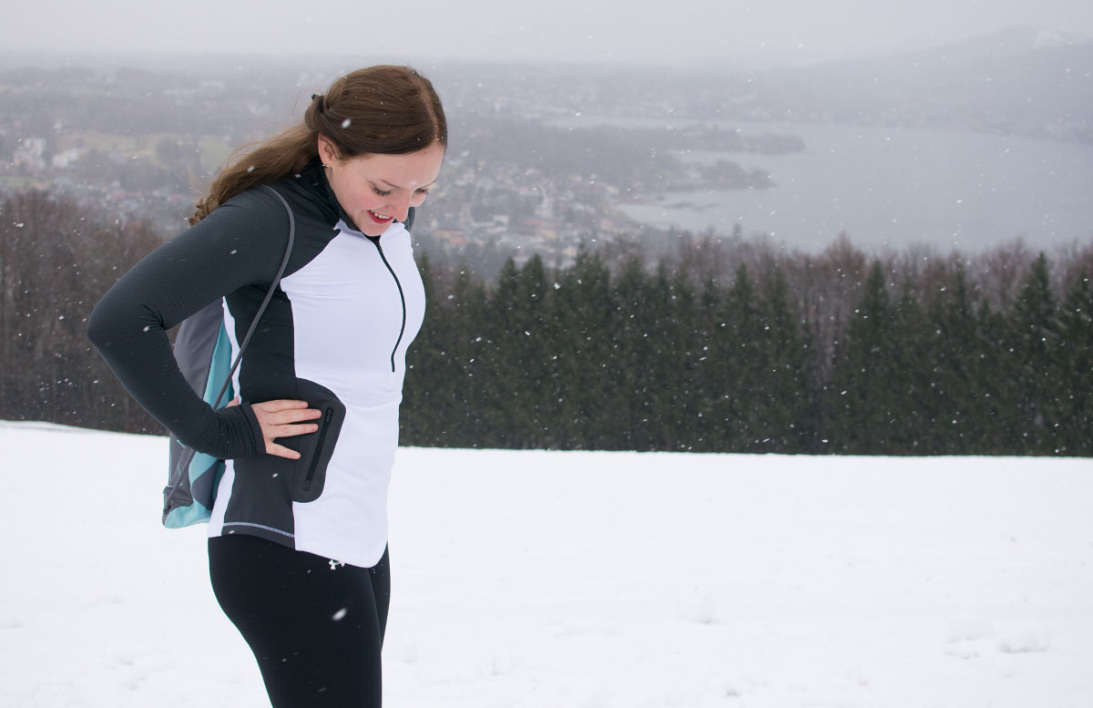 Laufen-bei-Schnee-und-Kälte-Winter-in-Gmunden-blick-nach-unten