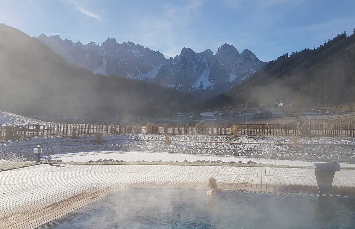 leading-family-hotel-and-resort-dachsteinkoenig-vicky-im-pool