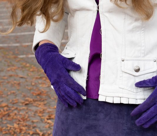 Leder Outfit mit Seidenbluse und Merino Sneakers Leder-Outfit-mit-Seidenbluse-und-Merino-Sneakers-DETAIL-rock-handschuhe