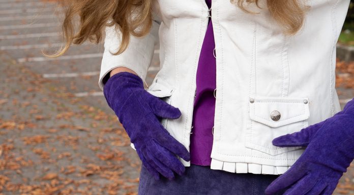 Leder Outfit mit Seidenbluse und Merino Sneakers Leder-Outfit-mit-Seidenbluse-und-Merino-Sneakers-DETAIL-rock-handschuhe