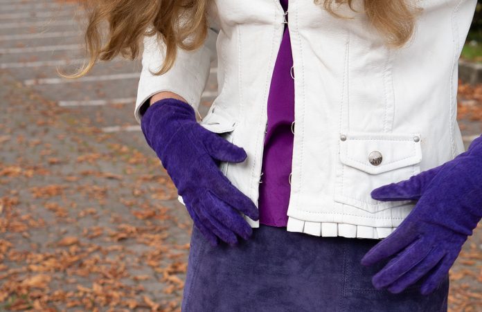 Leder Outfit mit Seidenbluse und Merino Sneakers Leder-Outfit-mit-Seidenbluse-und-Merino-Sneakers-DETAIL-rock-handschuhe