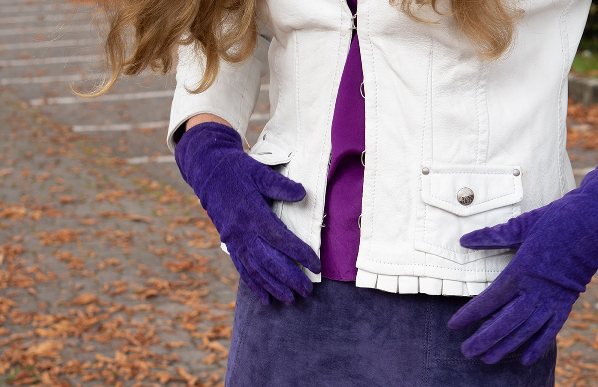Leder-Outfit-mit-Seidenbluse-und-Merino-Sneakers-DETAIL-rock-handschuhe