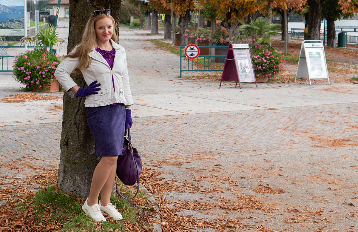 Leder-Outfit-mit-Seidenbluse-und-Merino-Sneakers-an-baum-lehnend