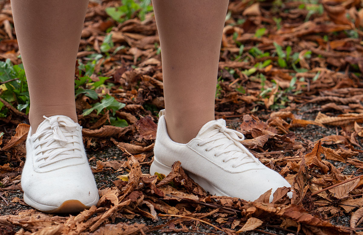Leder-Outfit-mit-Seidenbluse-und-Merino-Sneakers-detail-schuhe