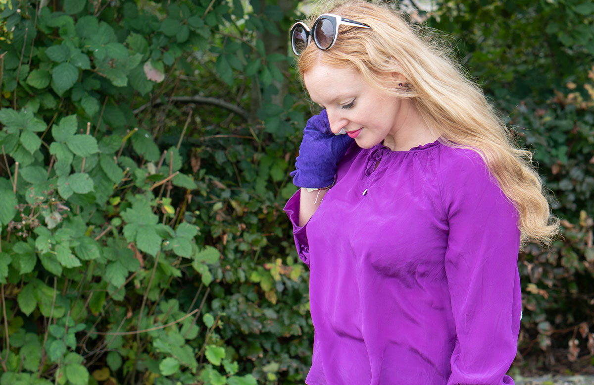 Leder-Outfit-mit-Seidenbluse-und-Merino-Sneakers-seidenbluse2